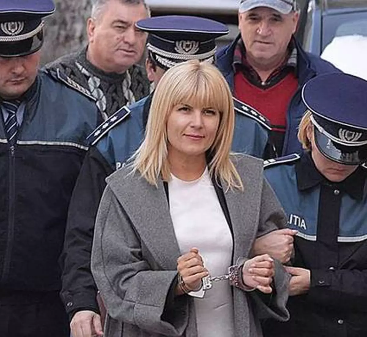 Elena Udrea își prezintă scuzele pe Facebook! Ce-a determinat-o pe blondă să facă asta!