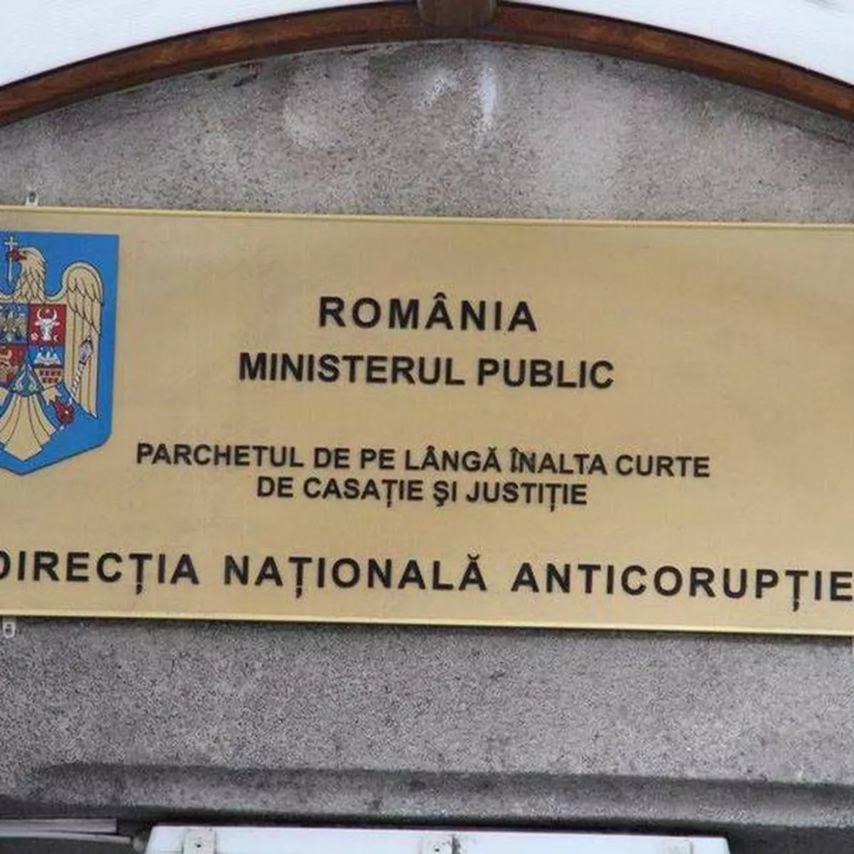 SĂLTATĂ DE DNA/ Adjuncta APIA Tulcea s-a vândut pe un telefon mobil și cosmetice