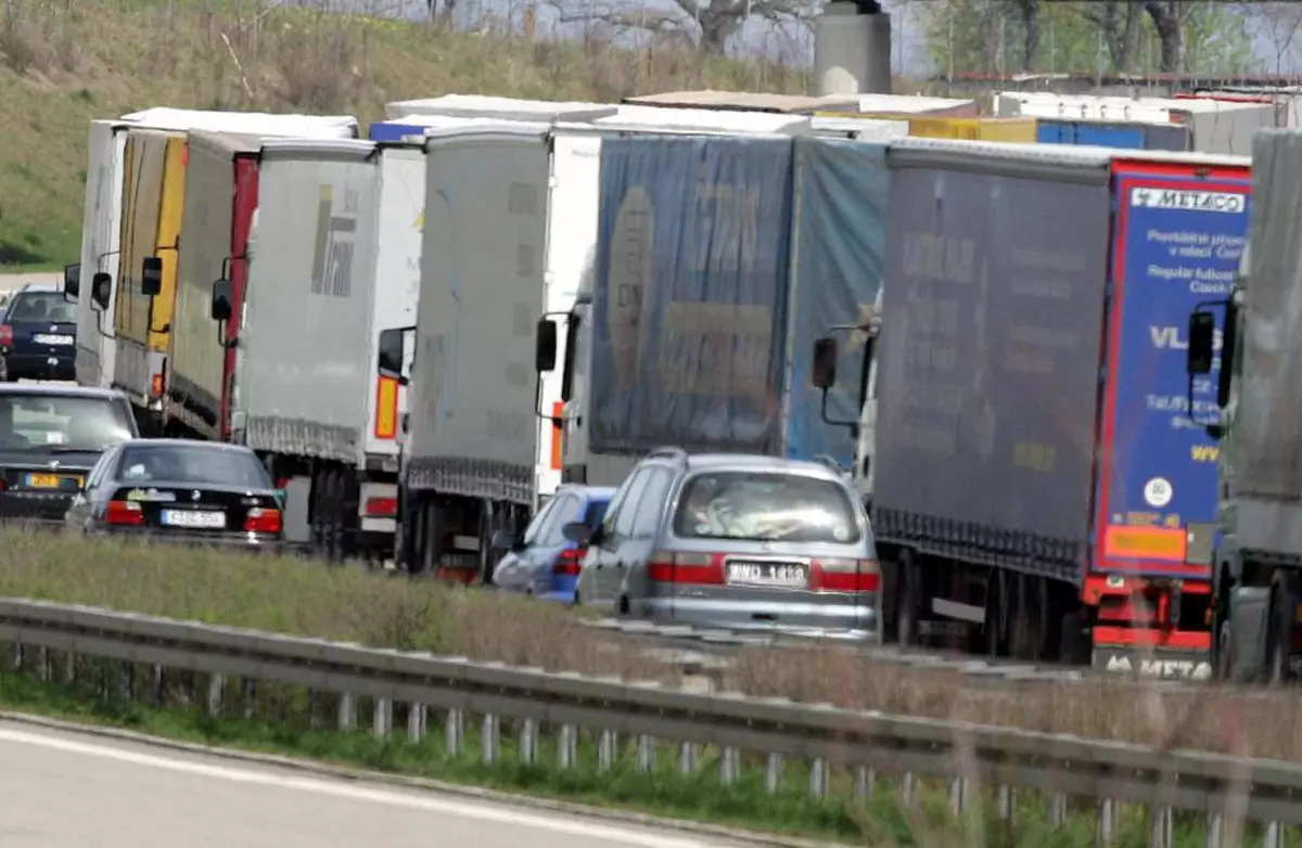 Autostradă blocată de un tractor! Poliţiştii au rămas fără cuvinte când au văzut cine era la volan