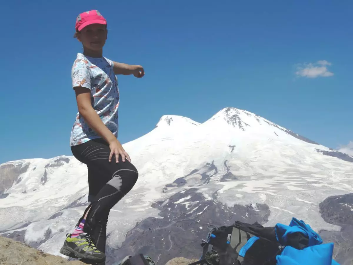 La 12 ani calcă munţii în picioare! Nou record pentru micuţa alpinistă româncă