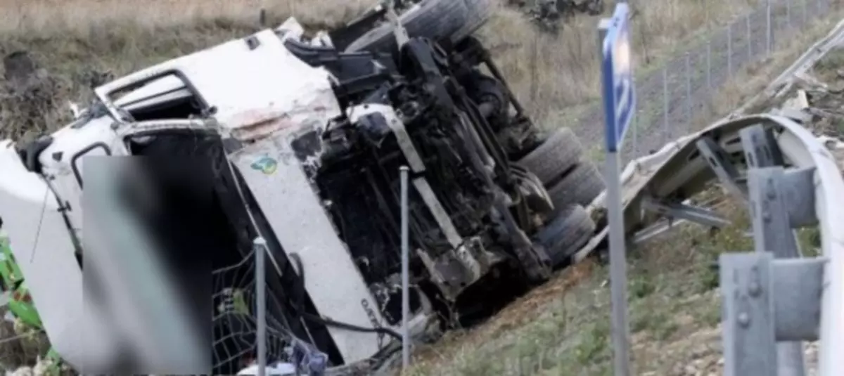 O macara a căzut pe DN1. 4 persoane au fost rănite şi trei maşini, avariate