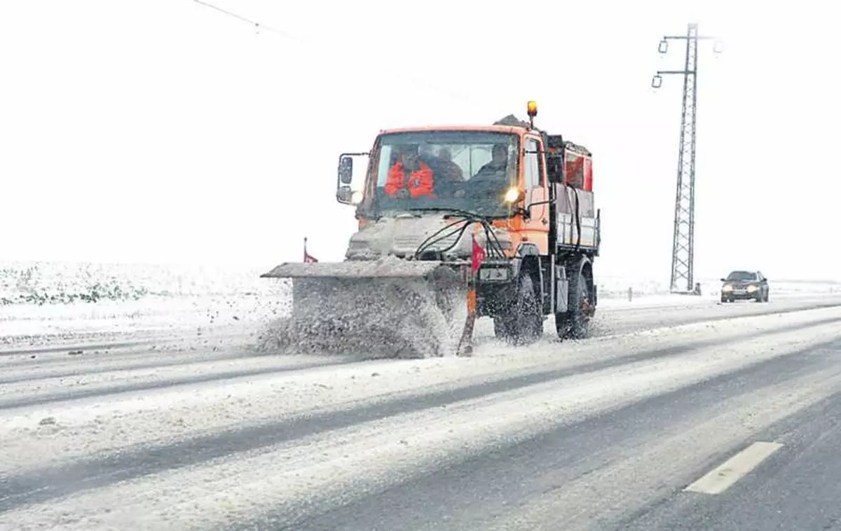 Zeci de utilaje de deszăpezire, scoase în stradă, în București