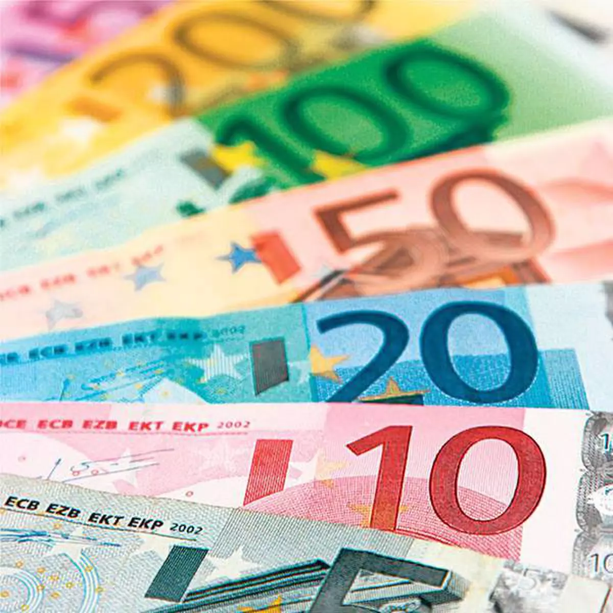 Euro a ajuns la 4,6656 lei, nou minim istoric al monedei naționale. Scăderea aduce noi scumpiri la alimente și rate mai mari la credite
