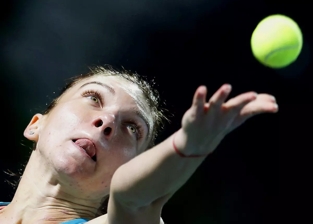 La Dubai, Simona Halep, deținătoarea trofeului, a fost eliminată după primul meci. A pierdut la frumoasa Ana Ivanovici, după o oră și 52 de minute de joc. Numărul 3 WTA avut, și de această dată, o galerie redutabilă! Degeaba! Simo nu-și revine deloc, în startul sezonului, la o formă sportivă rezonabilă! În schimb, sârboaica a făcut senzație și la petrecerea jucătoarelor, și la meci. În loja fostei campioane de la Roland Garros a stat iubitul ei, fotbalistul Bastian Schweinsteiger. La Rio de Janeiro, steaua Soranei Cîrstea se ridică / LIVE BLOG & GALERIE FOTO & VIDEO