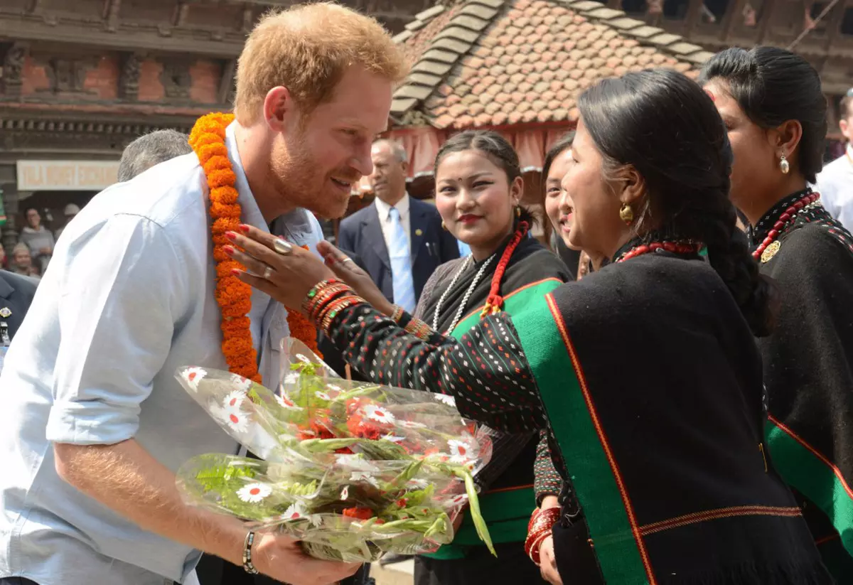 Prințul Harry, întâmpinat de cinci virgine în Nepal