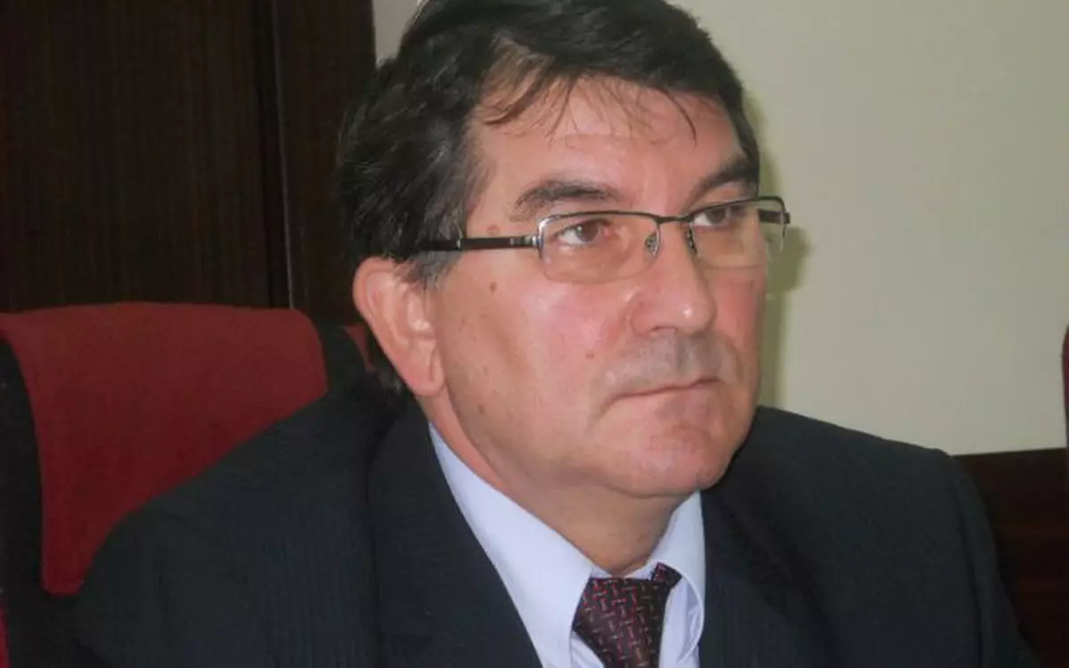 Fost şef al Poliţiei Mureş, condamnat după ce a primit mită 30 de basculante de pământ