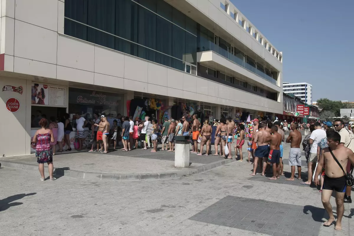 EXCLUSIV / Oferte estivale la Mamaia. Juma de oră la coadă, în soare, pentru un covrig cu sare