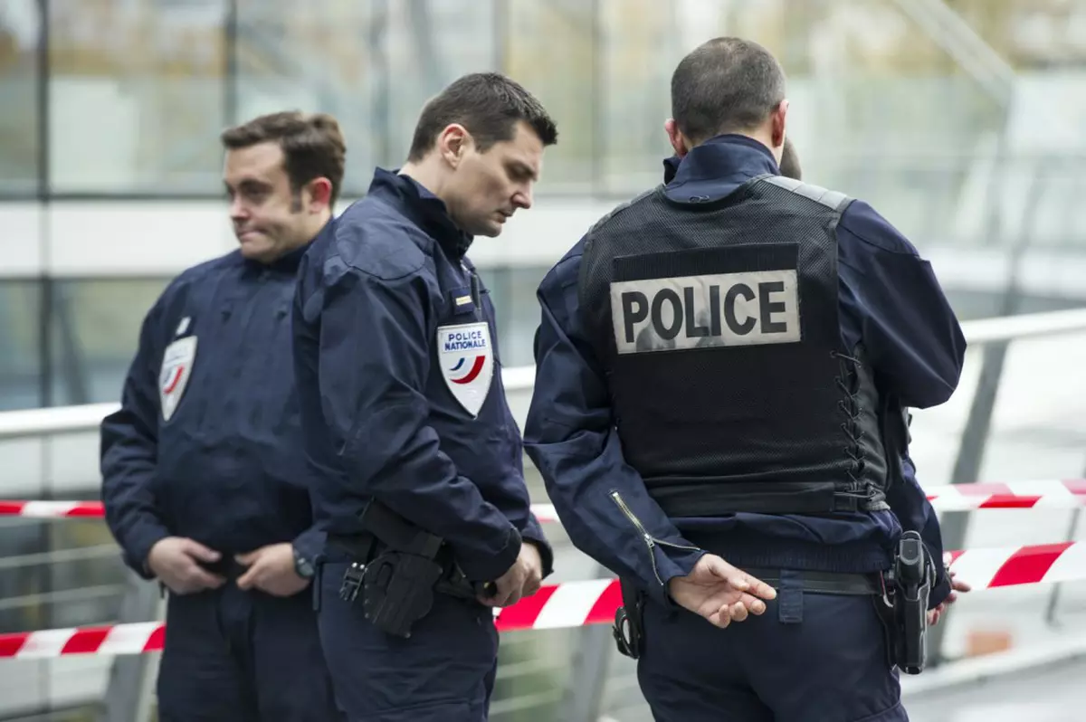 alerta langa Notre Dame din Paris
