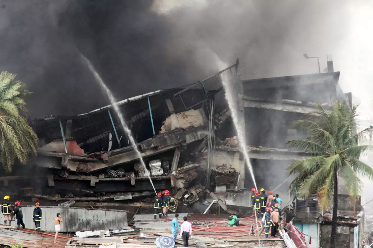 Incendiu la o fabrică din Bangladesh. Zeci de oameni au murit