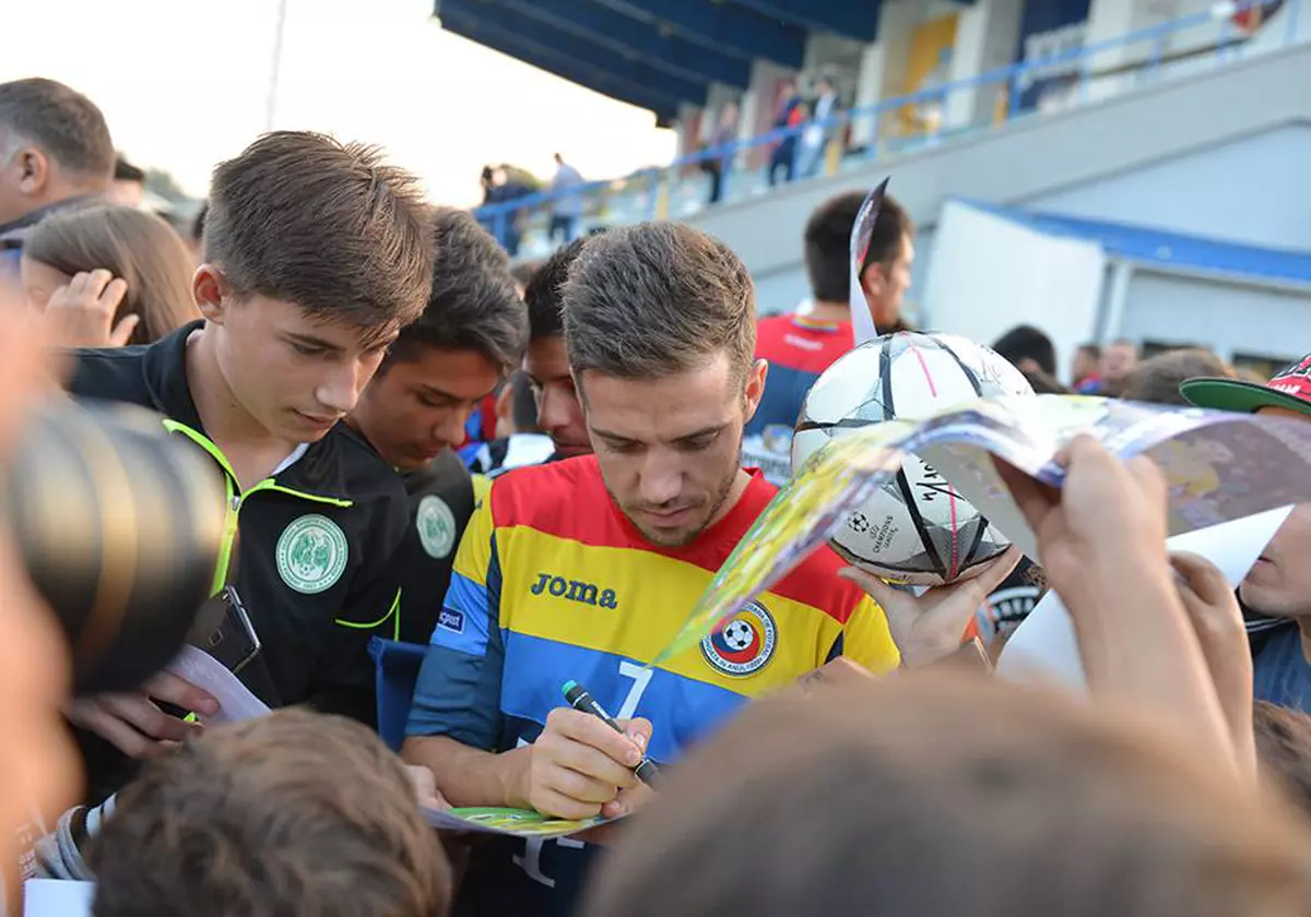 Alexandru Chipciu este înconjurat de copiii dornici de autografe