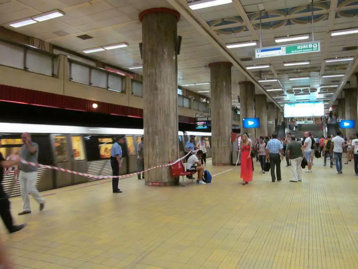 Un bărbat a fost lovit de metrou în stația Dimitrie Leonida