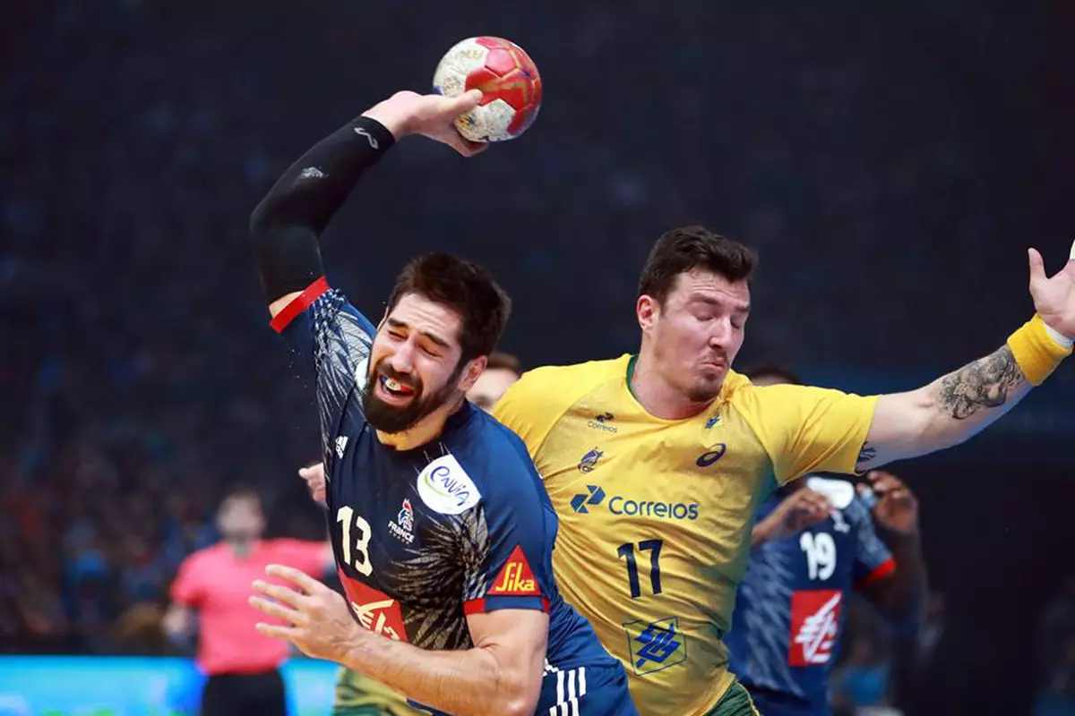 Franța începe Campionatul Mondial de handbal cu o victorie. Luka Karabatici, stânga, în acțiune