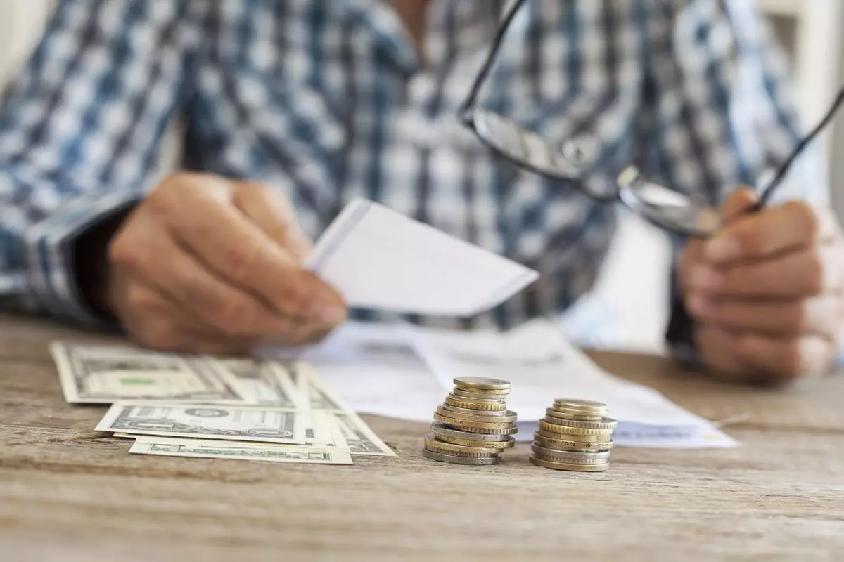 Președintele asociației de proprietari poate fi și administrator? Și cumulează salariile?