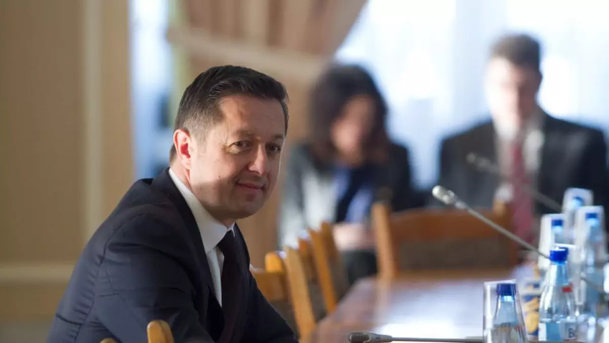 O instanță a decis: ANPC a intervenit în favoarea băncilor, împiedicându-și angajații să le controleze. Direct vizat, senatorul PSD Marius Dunca face apel. Marius Dunca în costum la o masă