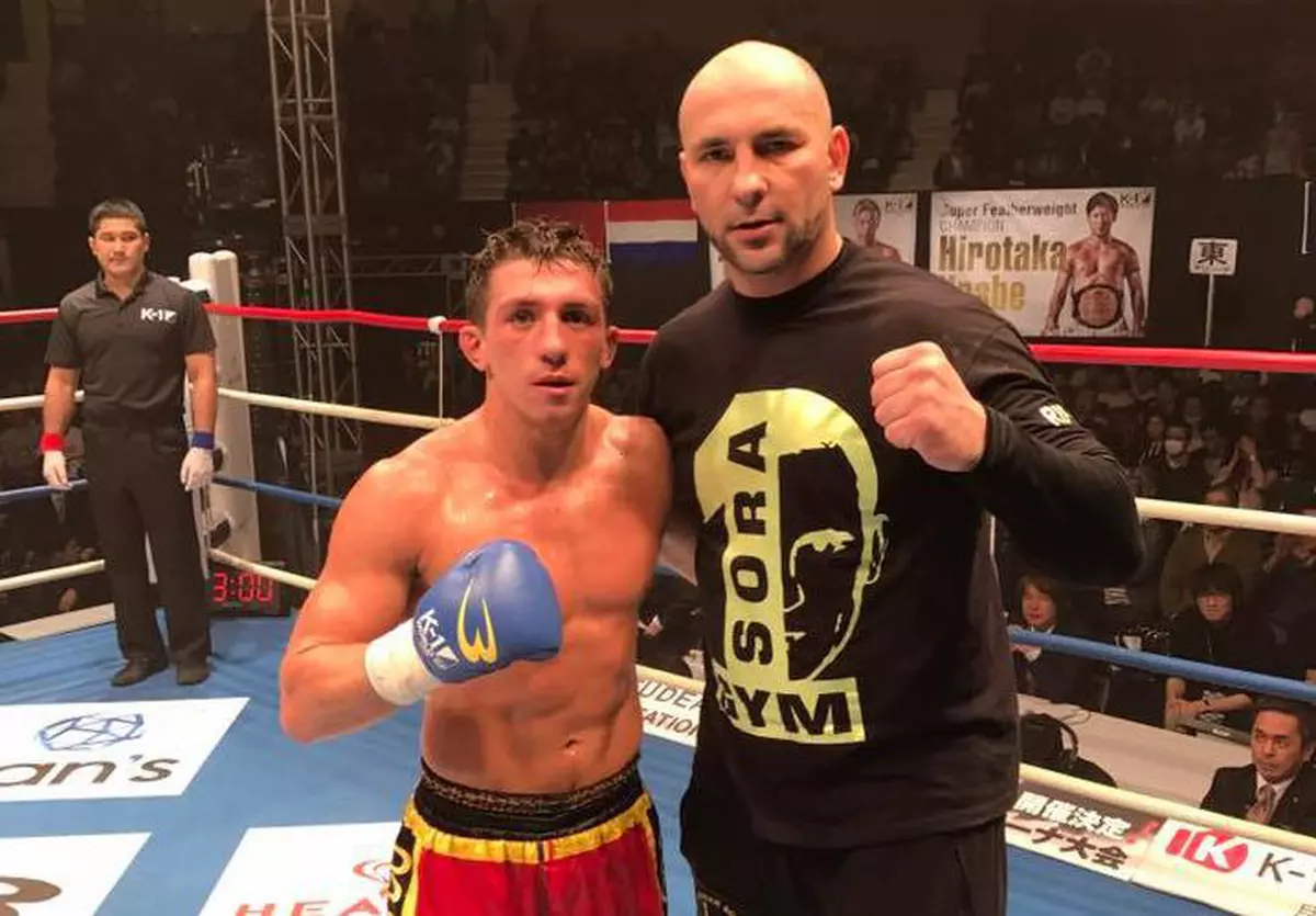 Campionul mondial Superkombat Cristi Spetcu, stânga, a fost susținut de antrenorul său, Ciprian Sora, dreapta