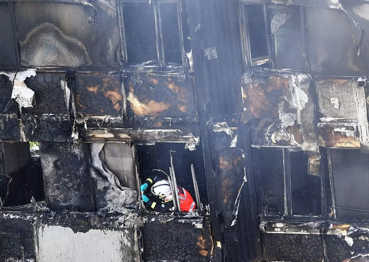 Incendiu devastator în Londra | Un bărbat a prins un bebeluș aruncat de mama sa, de la etajul nouă