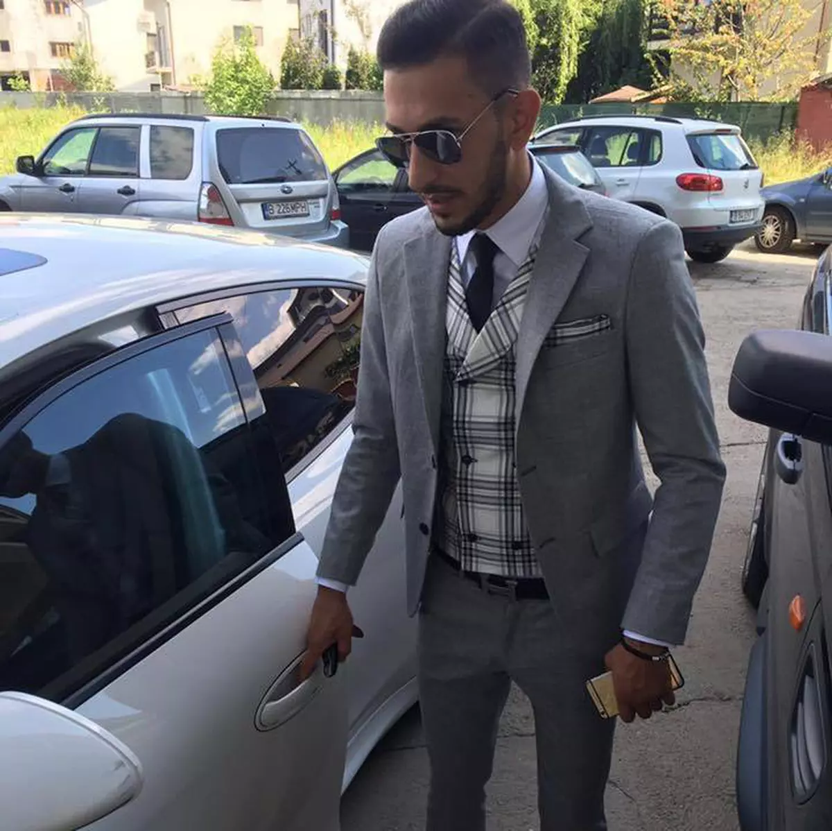 Un playboy celebru din Capitală a fost arestat la domiciliu! A sechestrat o tânără și a bătut-o