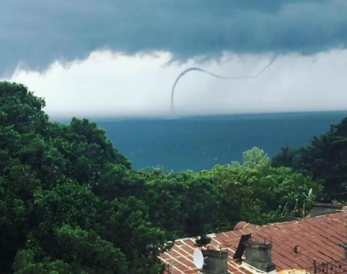 VIDEO VIRAL | Fenomen spectaculos: O trombă s-a format în Marea Neagră