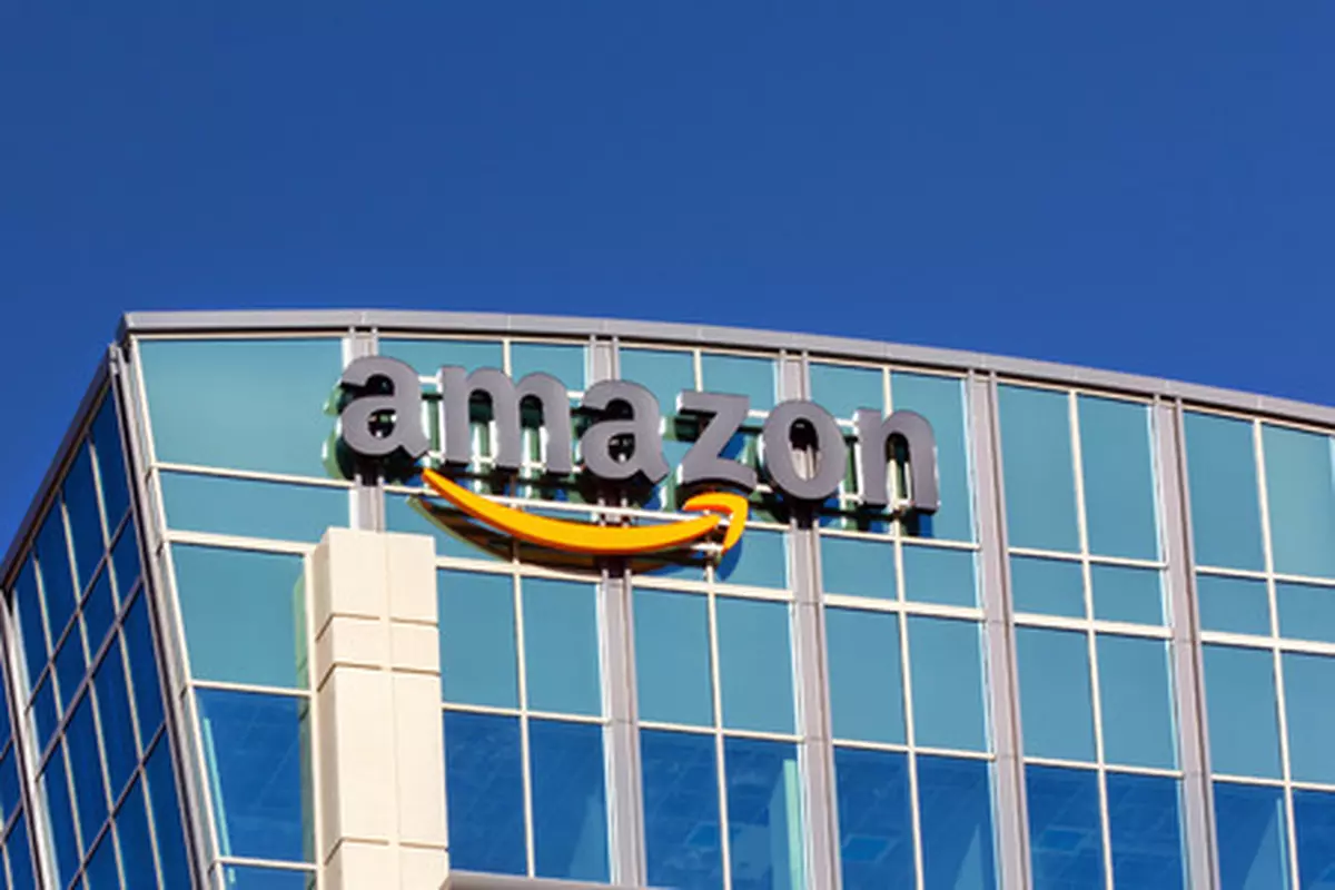 Angajații Amazon din Italia și Germania fac grevă de Black Friday. Logo Amazon pe o clădire