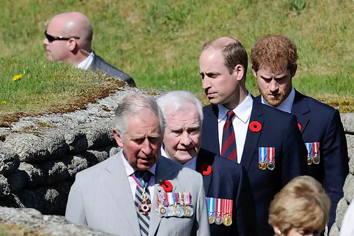 Șoc la palatul Buckingham! Prințul Charles mai are un fiu secret care ar putea ajunge la tronul Marii Britanii