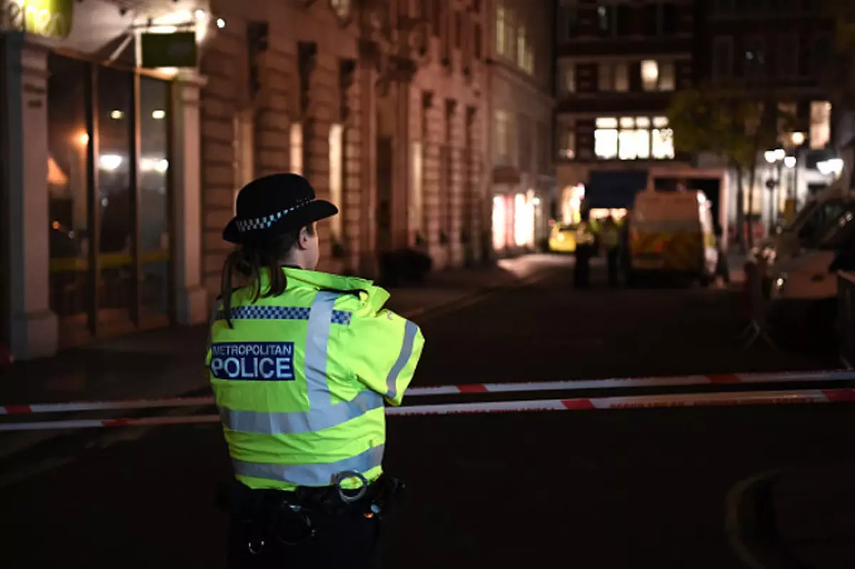 O femeie a murit după ce a fost lovită de 4 mașini, în Londra. Niciunul dintre șoferi nu a oprit