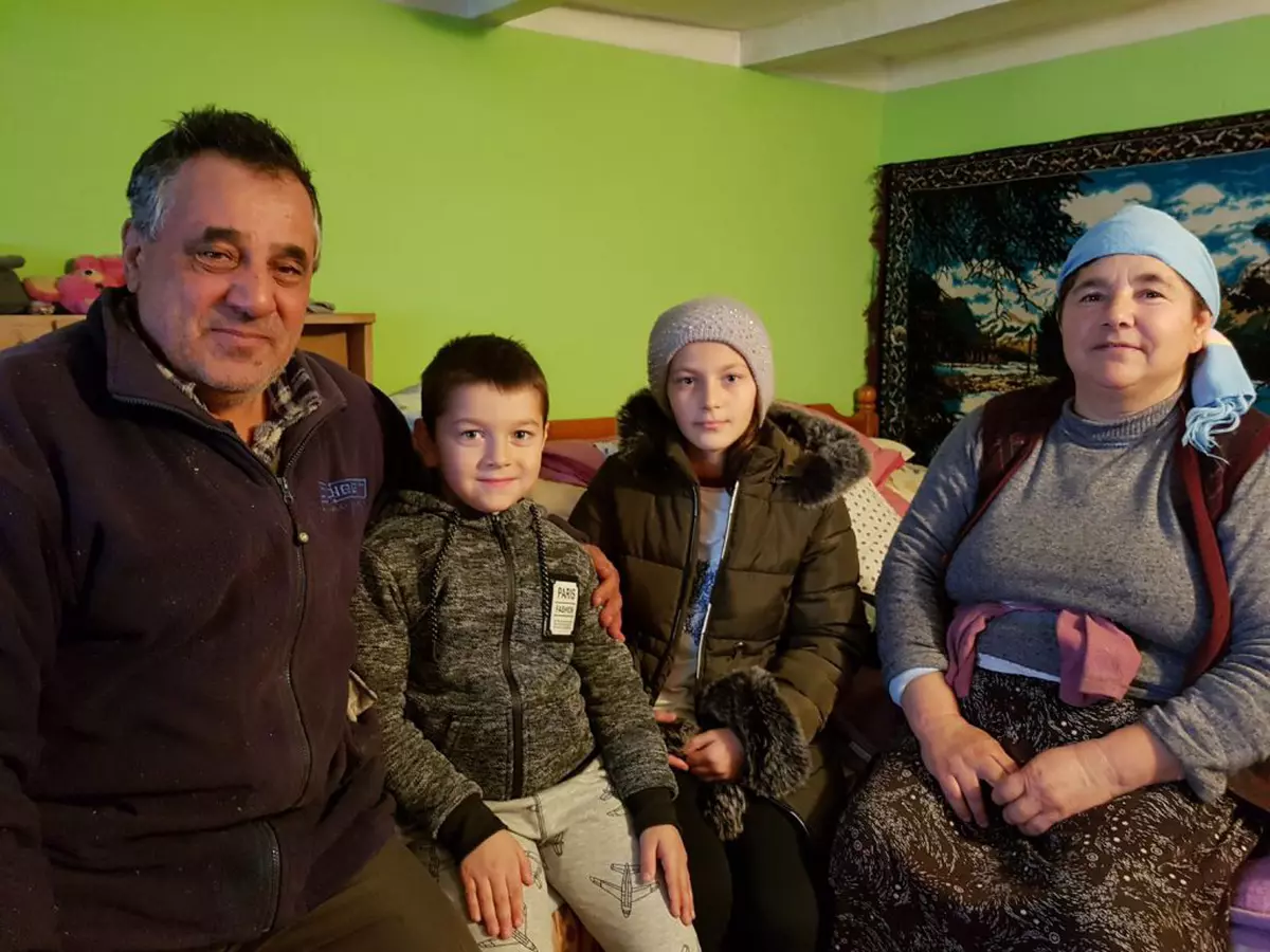 Drama copiilor cu părinții în străinătate: ”Nu-mi doresc de la Moș Crăciun decât să-mi aducă părinții acasă”