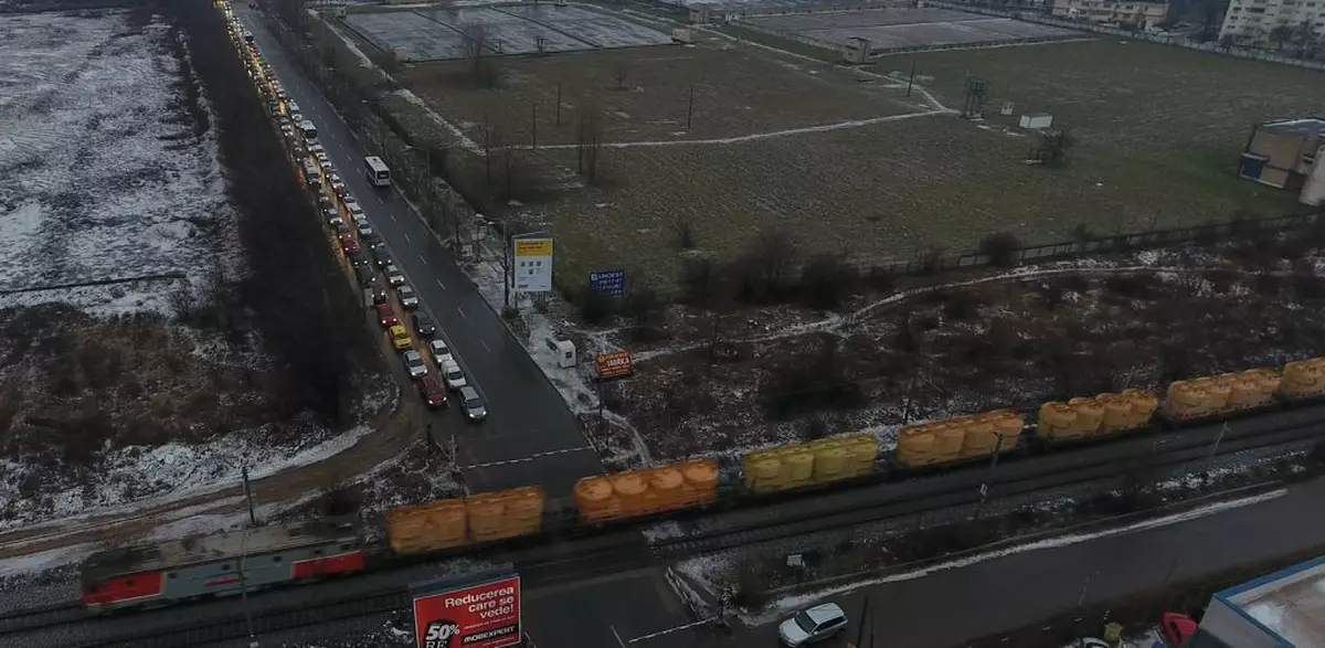 Campania Libertatea #salvatipipera. #salvatipipera. Cartierul de afaceri Pipera Sud beneficiază de o infrastructură feroviară modernizată. Puțini știu că trenurile pot să circule în această zonă chiar și cu 160 km/h. Deși există o rută urbană care leagă Gara de Nord de Gara Obor, prin Nordul Capitalei, trenurile nu opresc niciodată în Pipera.