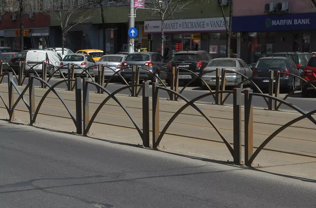 Gardurile metalice montate de-a lungul liniei de tramvai 21 au ruginit