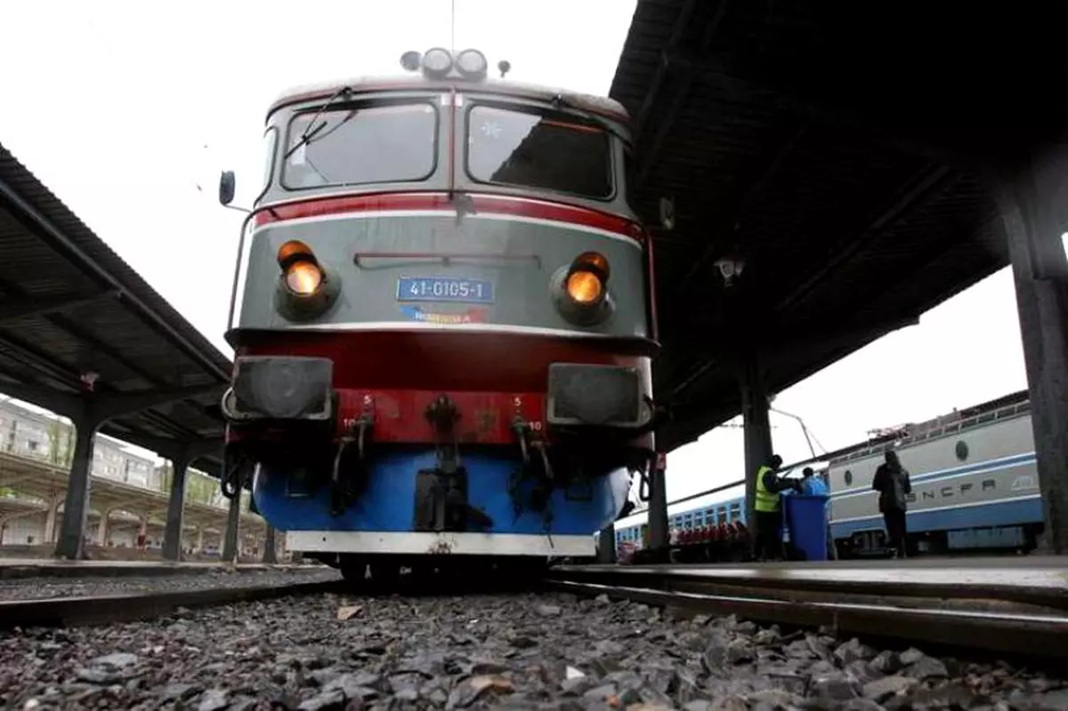 Trenul Cluj-Napoca – Bucureşti a lovit o mașină în județul Hunedoara