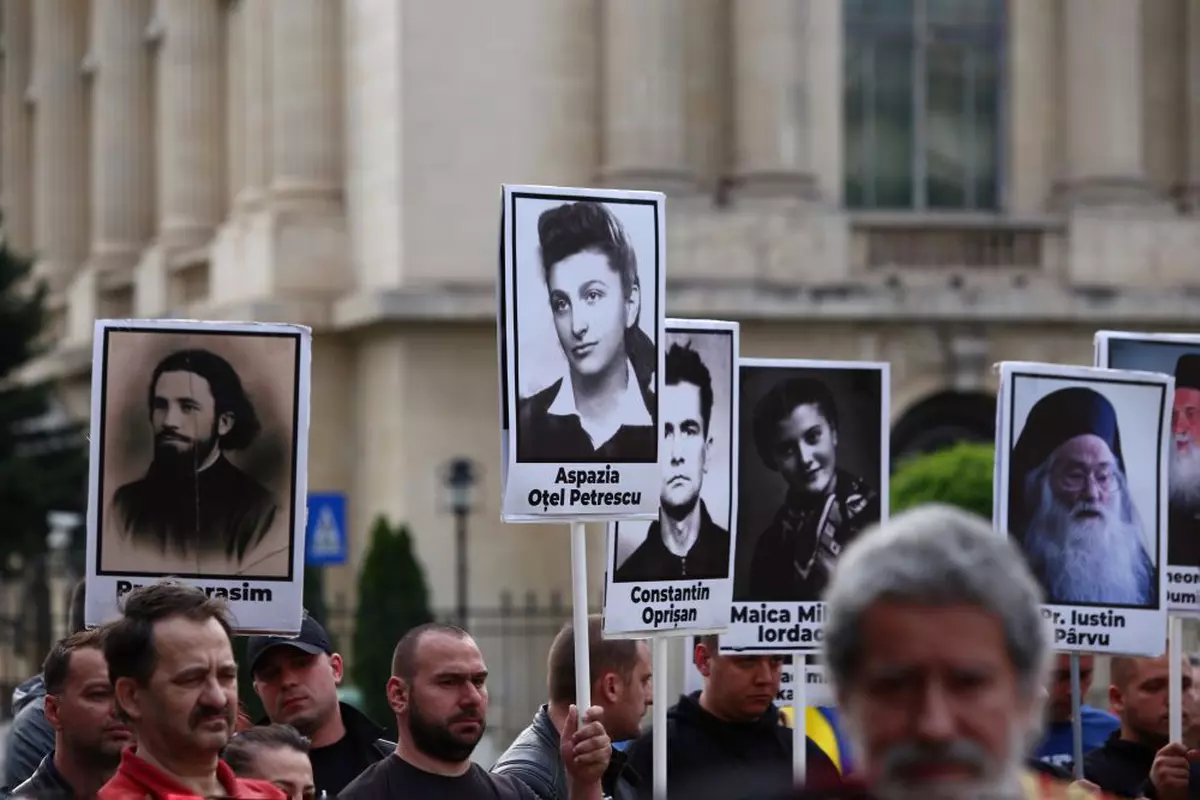 Urmaşii disidenților care au murit în dictatura comunistă vor primi lunar 500 lei. Deputații au adoptat proiectul legislativ