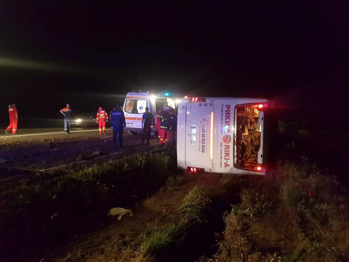 Un autocar cu 60 de pasageri s-a răsturnat în județul Constanța. Autocarul răsturnat pe câmp, lângă care se află o ambulanță și echipele de salvare