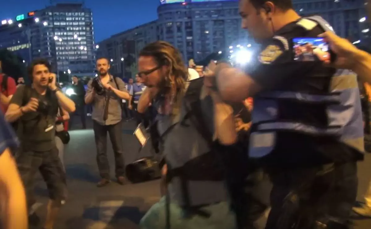 Mesajul transmis de jurnalistul german ridicat de jandarmi, la protestele din Piața Victoriei