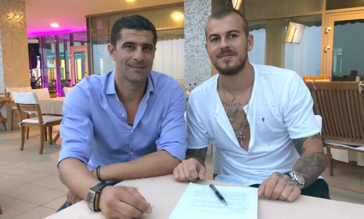 Alibec s-a întors la Astra Giurgiu! ”Bine ai revenit acasă!”. Denis Alibec (dreapta) a semnat azi un nou contract cu Astra Giurgiu