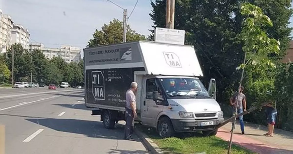 Un șofer a făcut o criză de epilepsie și a ajuns cu mașina pe trotuar. S-a întâmplat la Iași
