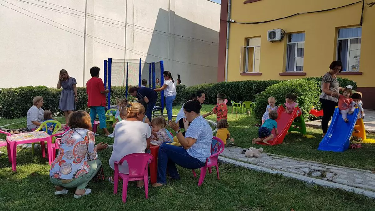 Părinții se înghesuie să-și înscrie copiii la creșele de stat româno-daneze