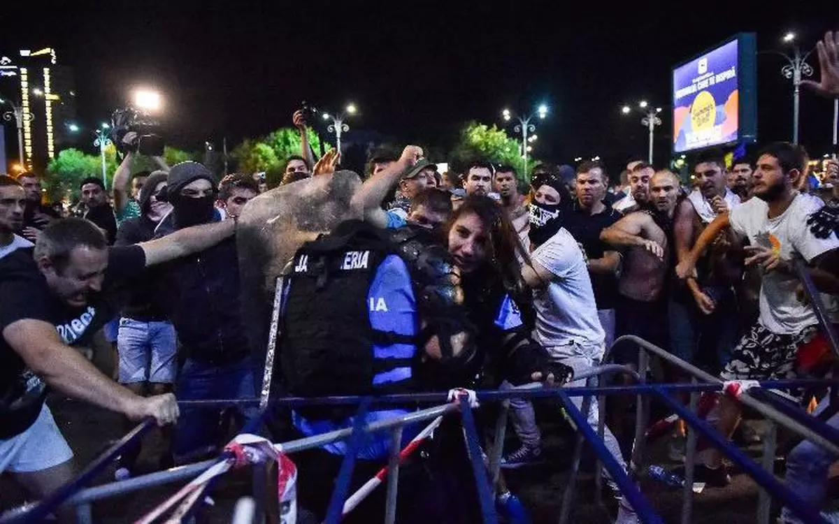 Mihail Bumbeş, unul din oamenii care au făcut scut în jurul femeii jandarm bătute: Era normal să încercăm să-i salvăm