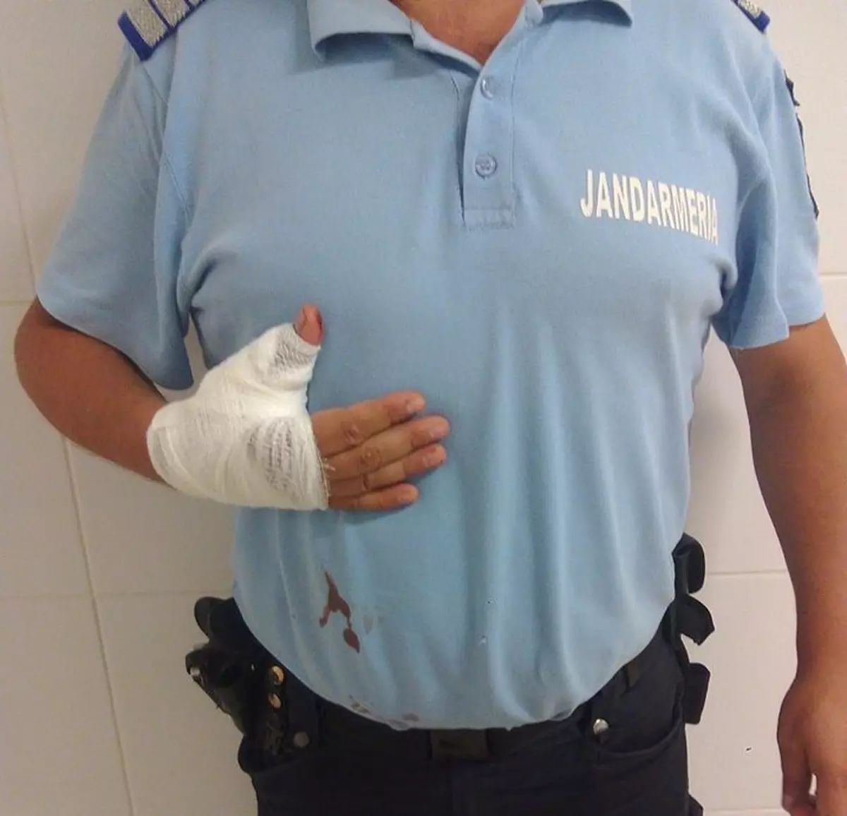 Jandarm înjunghiat pe stradă într-un oraș din Vaslui