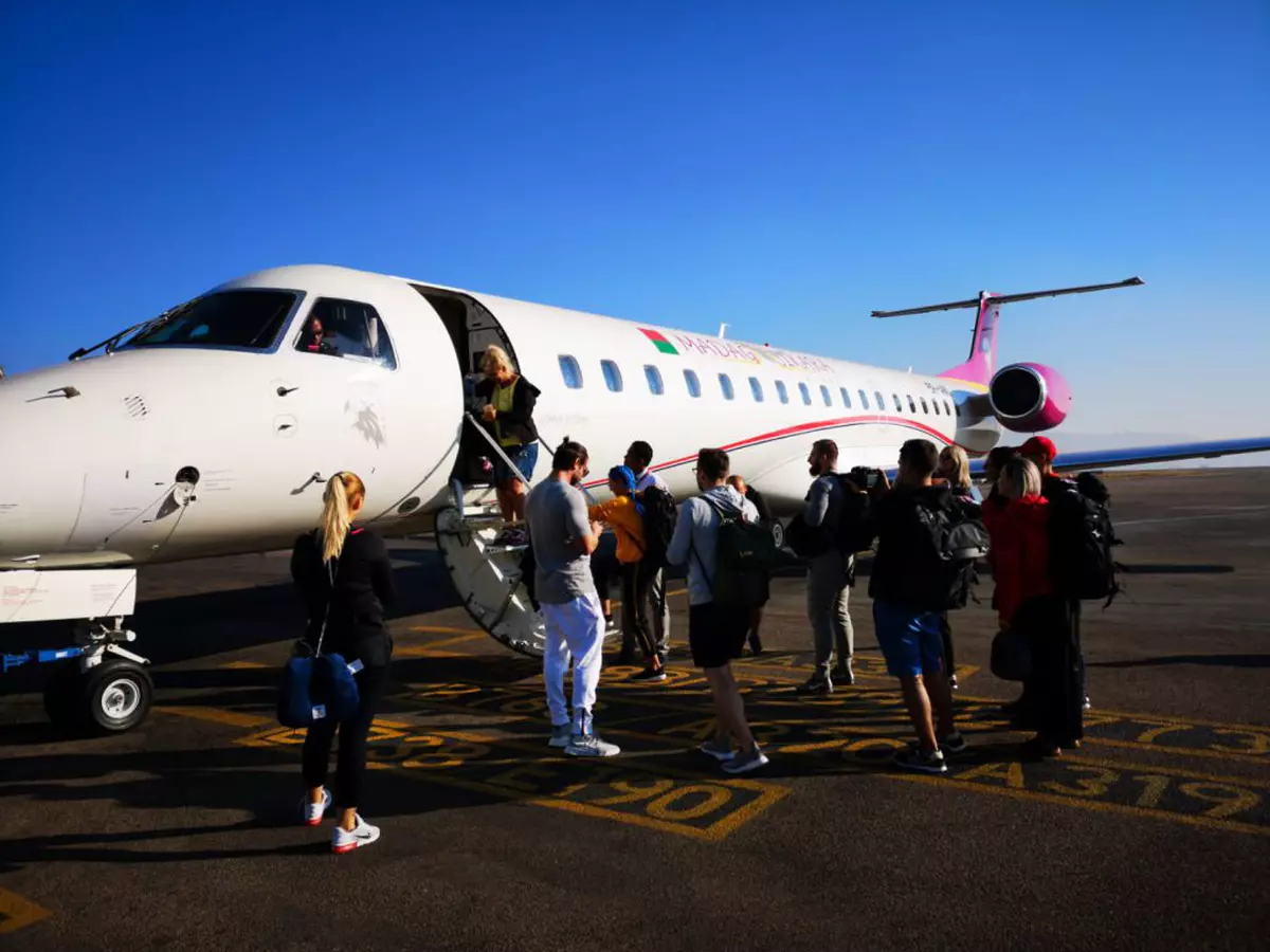 Dupã un zbor de aproape 24 de ore, cei 21 de membri ai celor trei triburi au ajuns în Madagascar | FOTO