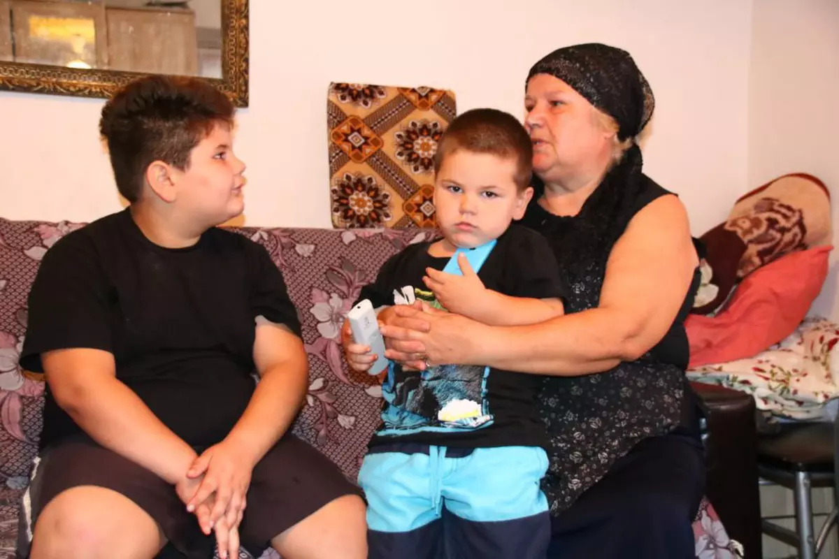 EXCLUSIV: Doi copii din Craiova încep anul școlar în suferință. În două luni, Lucian și Ovidiu și-au pierdut mama și tatăl, care s-a spânzurat din cauza problemelor: „De-acum, trebuie să ne avem unul pe altul”