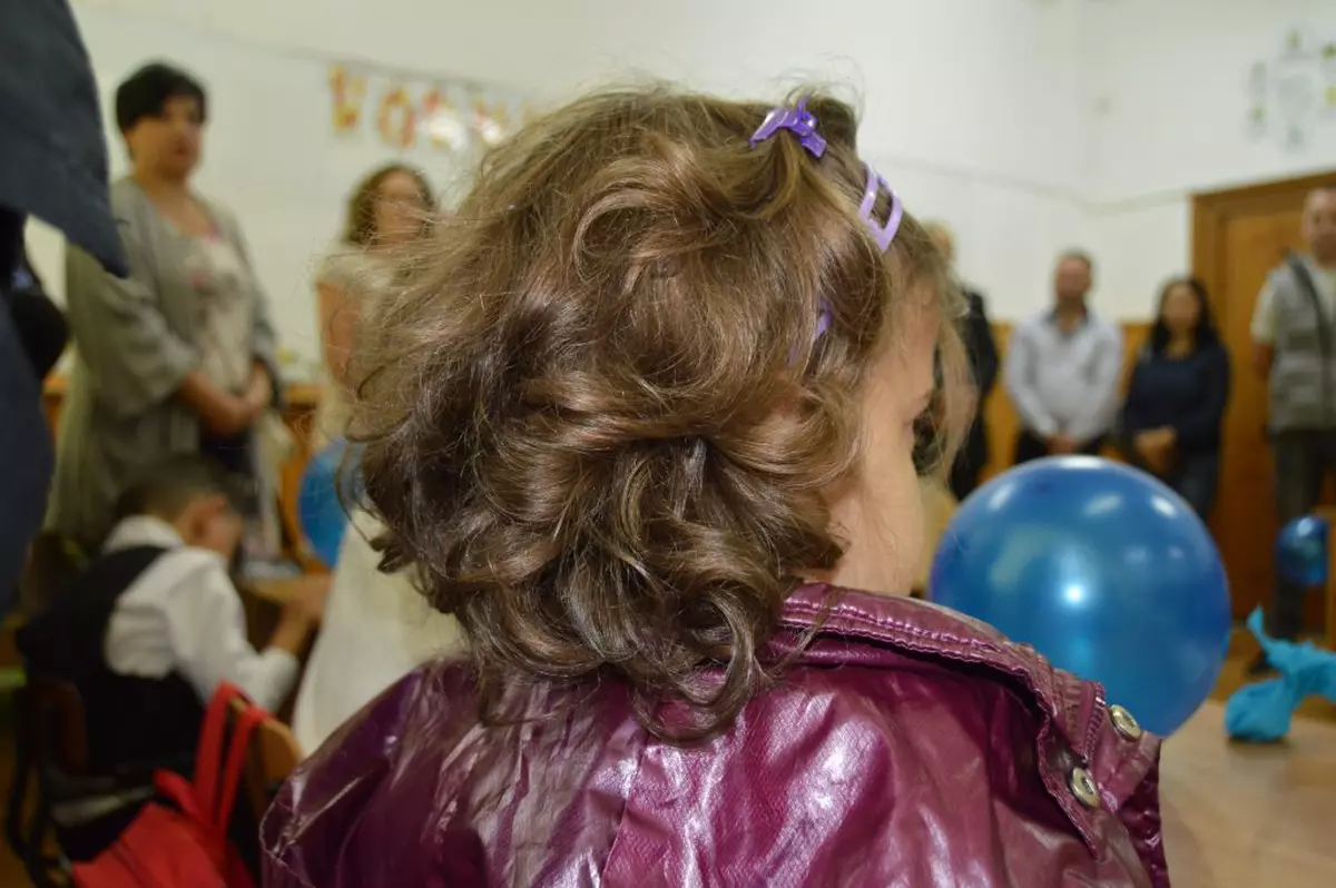 REPORTAJ/ Fără mâini și picioare, dar învață la o școală obișnuită. Lecția de viață a unei fetițe orfane din Vaslui