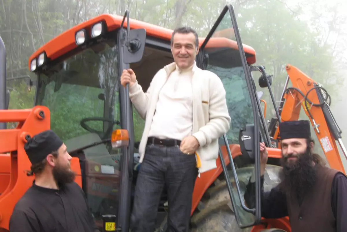 Gigi Becali a donat o nouă sumă mare de bani la Muntele Athos, în timpul vizitei efectuate recent acolo