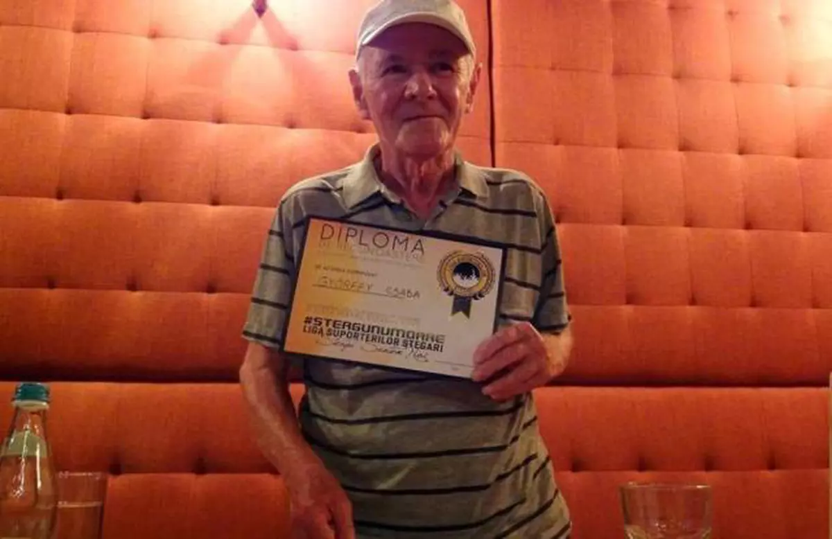 A murit Csaba Gyorffy. Csaba-Gyorff, cu diplomă în mână, primită de la suporterii brașoveni