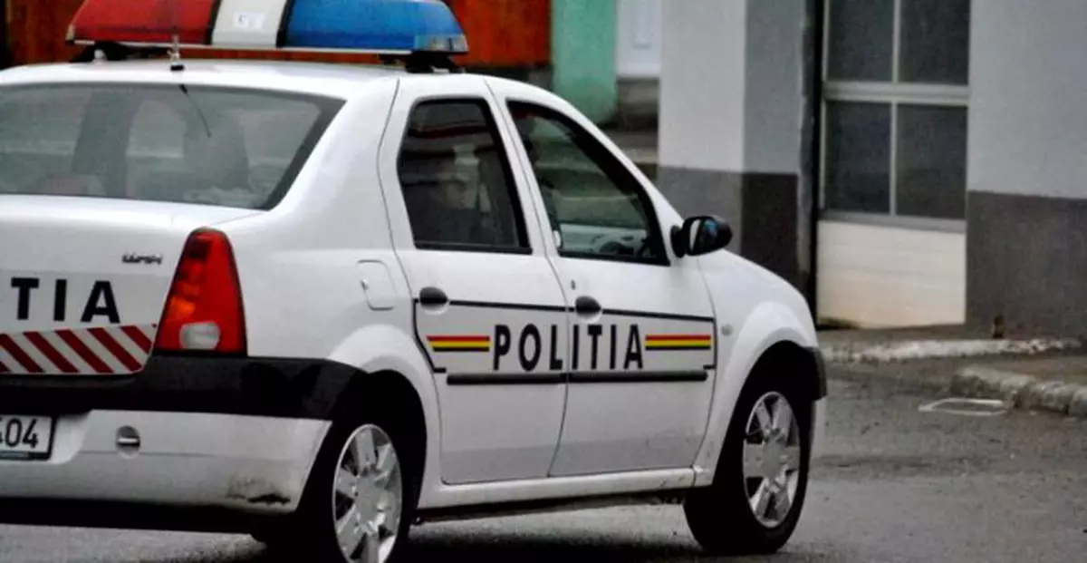 Un polițist a fost bătut și biciuit în plină stradă
