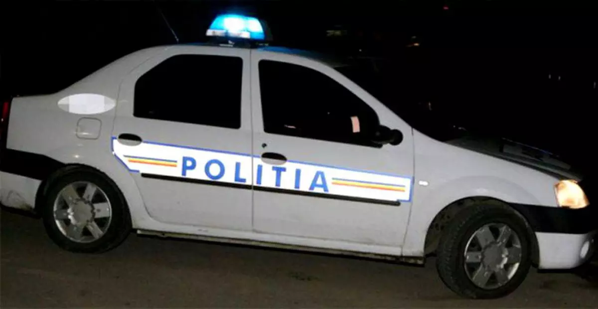 Polițist local spitalizat, după ce a fost lovit cu mașina