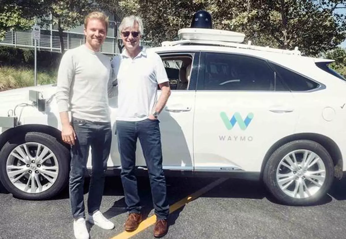 Google a lansat un serviciu de taxi fără șofer, într-un oraș din SUA. Ce trebuie să facă pasagerii