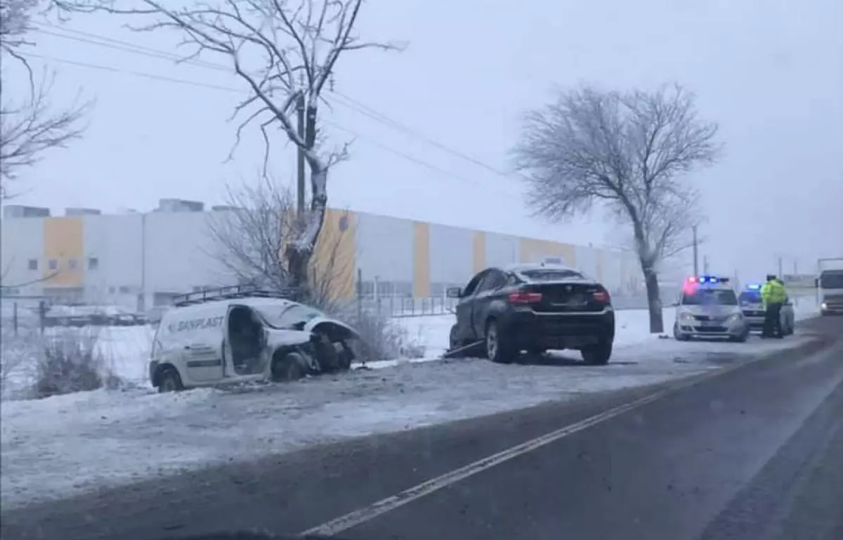 Accident lângă Salonta. Fotografie cu accidentul din Salonta. O autoutilitară Logan și un BMW SUV, ieșite în decor