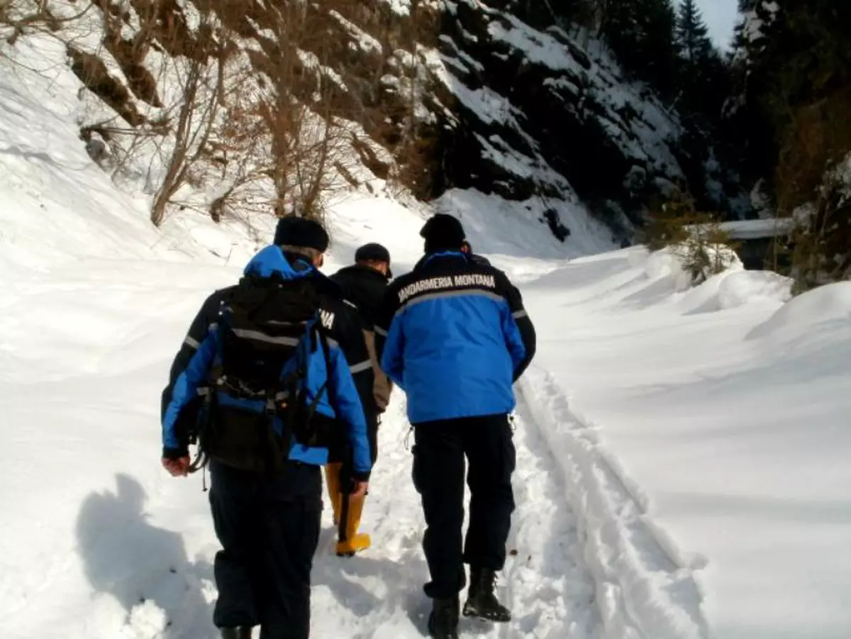 Trei turiști, salvați din Bucegi de către jandarmii montani, după ce și-au lăsat mașina la Piatra Arsă și au găsit-o înzăpezită