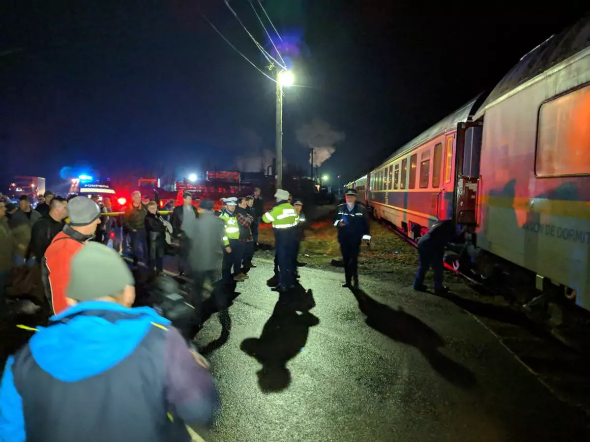 FOTO & VIDEO | Un tren de călători a deraiat în Bistrița-Năsăud. Traficul rutier în zonă a fost reluat