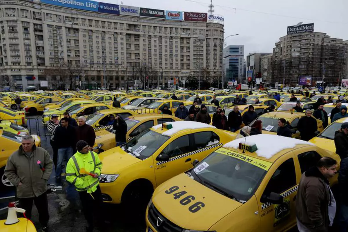 Transportatorii cer reglementări identice între taximetriști și șoferii Uber. Protest al taximetriștilor în fața Guvernului
