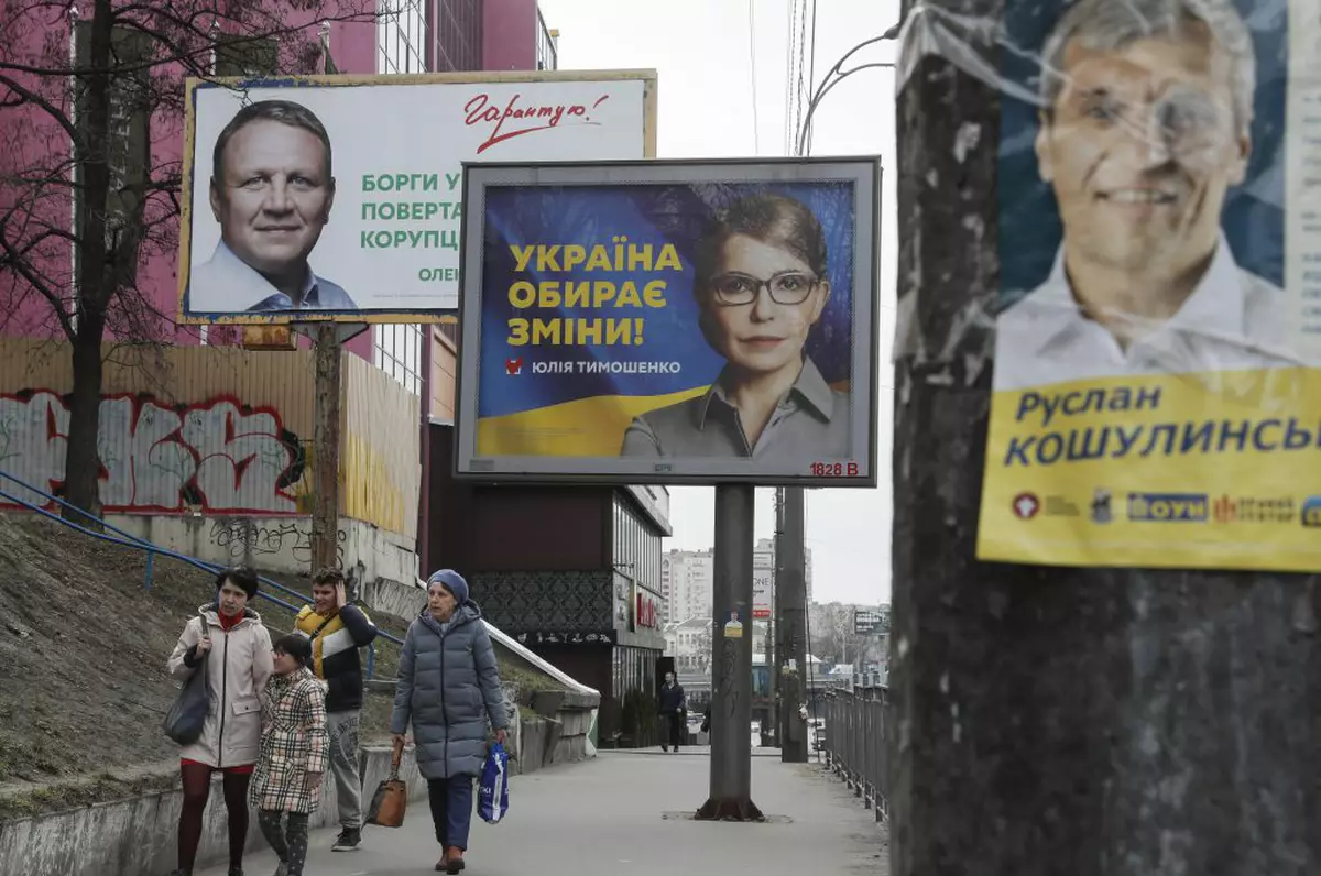 Bannere cu principalii candidați în alegerile prezidențiale din Ucraina: Volodimir Zelenski, Petro Poroșenco, Iulia Timoșenko (Foto: epa)